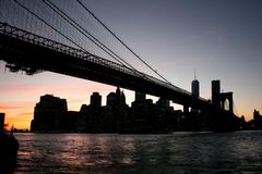 an der Brooklyn Bridge mit Blick auf die Skyline von Manhattan (at dawn)