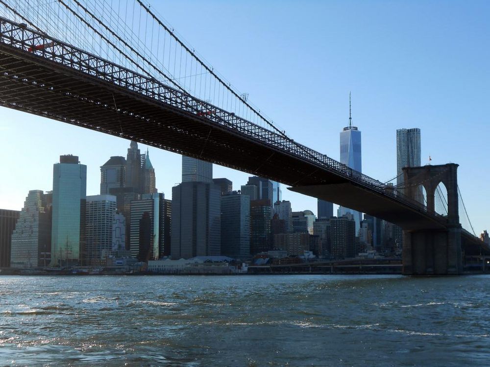 an der Brooklyn Bridge mit Blick auf die Skyline von Manhattan (tagsüber)