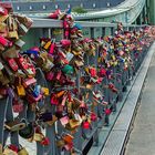 An der Brücke " Eiserner Steg " mitten in Frankfurt a.M. ....