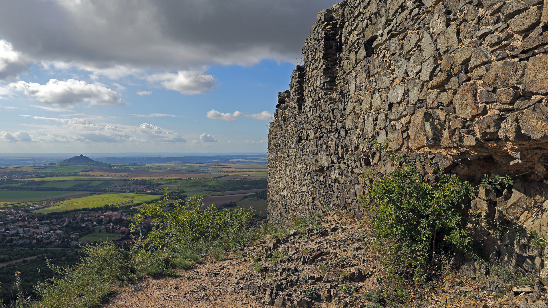 An der Burgruine auf dem Kostalov vorbeigeschaut zur Hazmburk (Hasenburg)