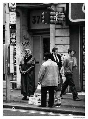 An der Bushaltestelle