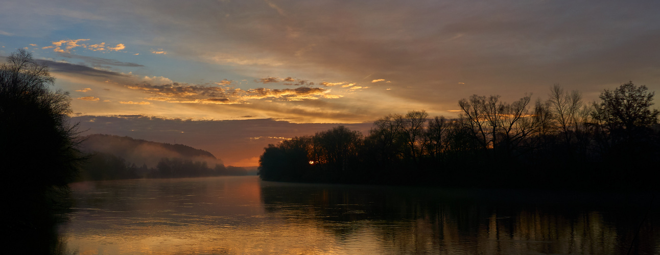 an der Donau nach Sonnenaufgang