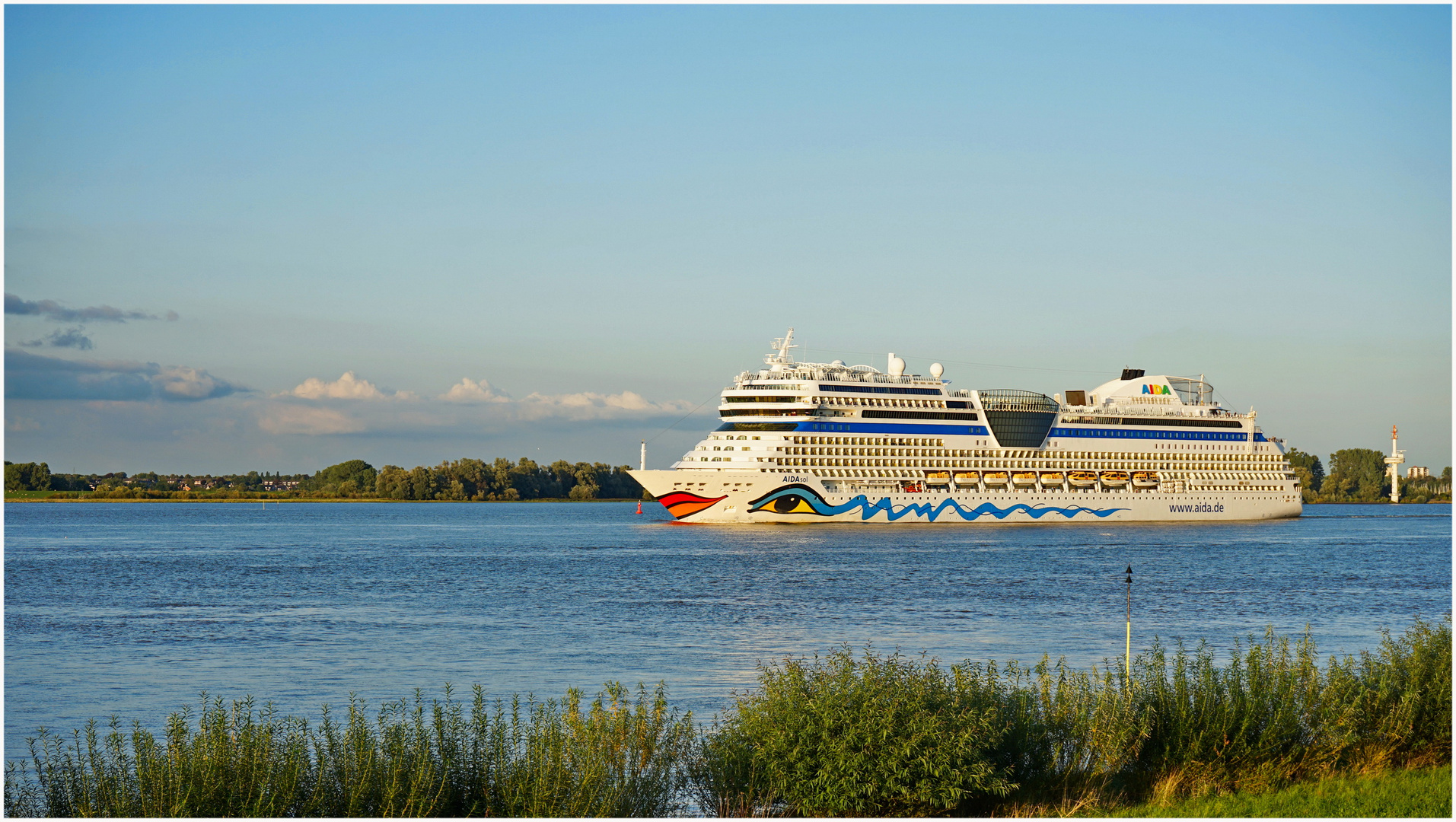 An der Elbe - Aidasol - ein Schiff der Kussmundflotte...