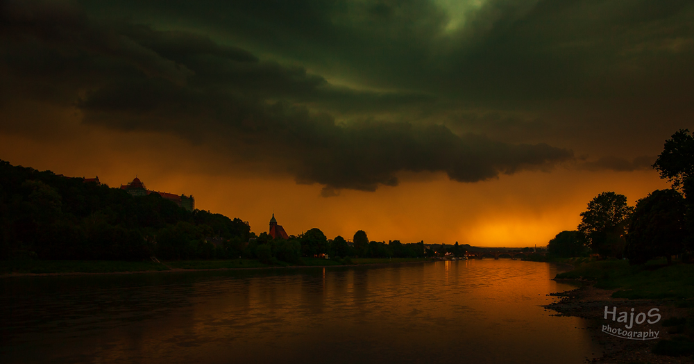 an der Elbe ~ along a river