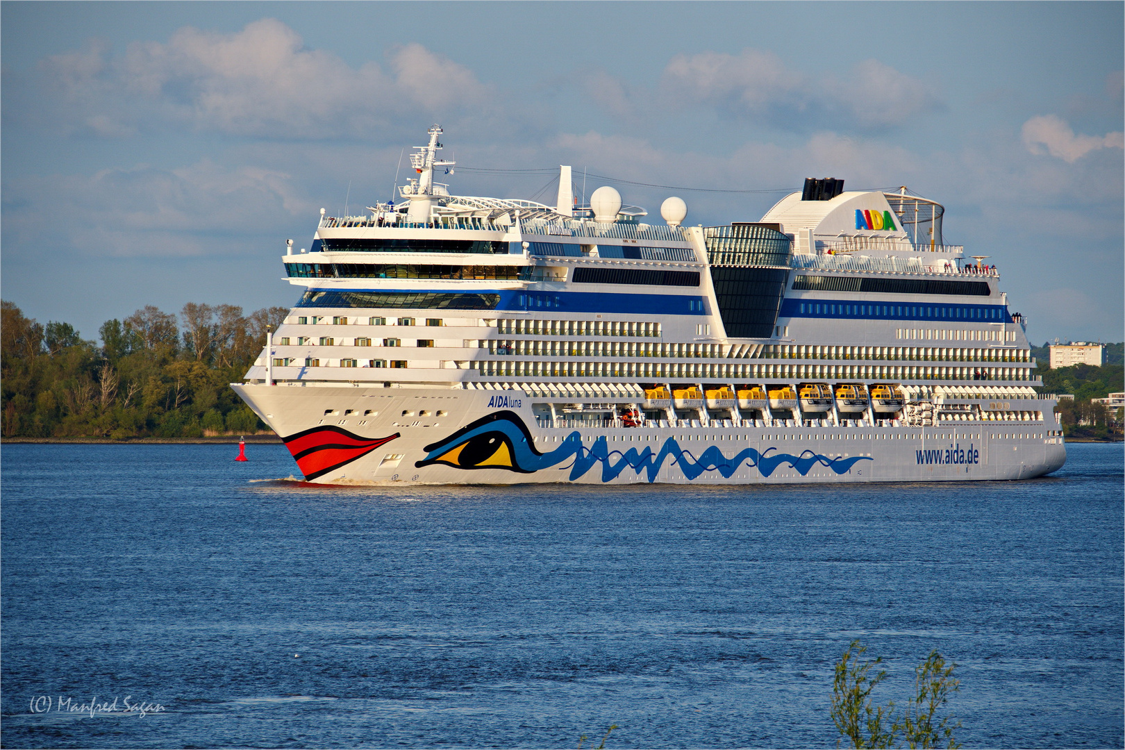 An der Elbe - Die AIDAluna geht auf Reise... 