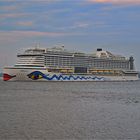 An der Elbe - Die AIDAperla verlässt den Hamburger Hafen