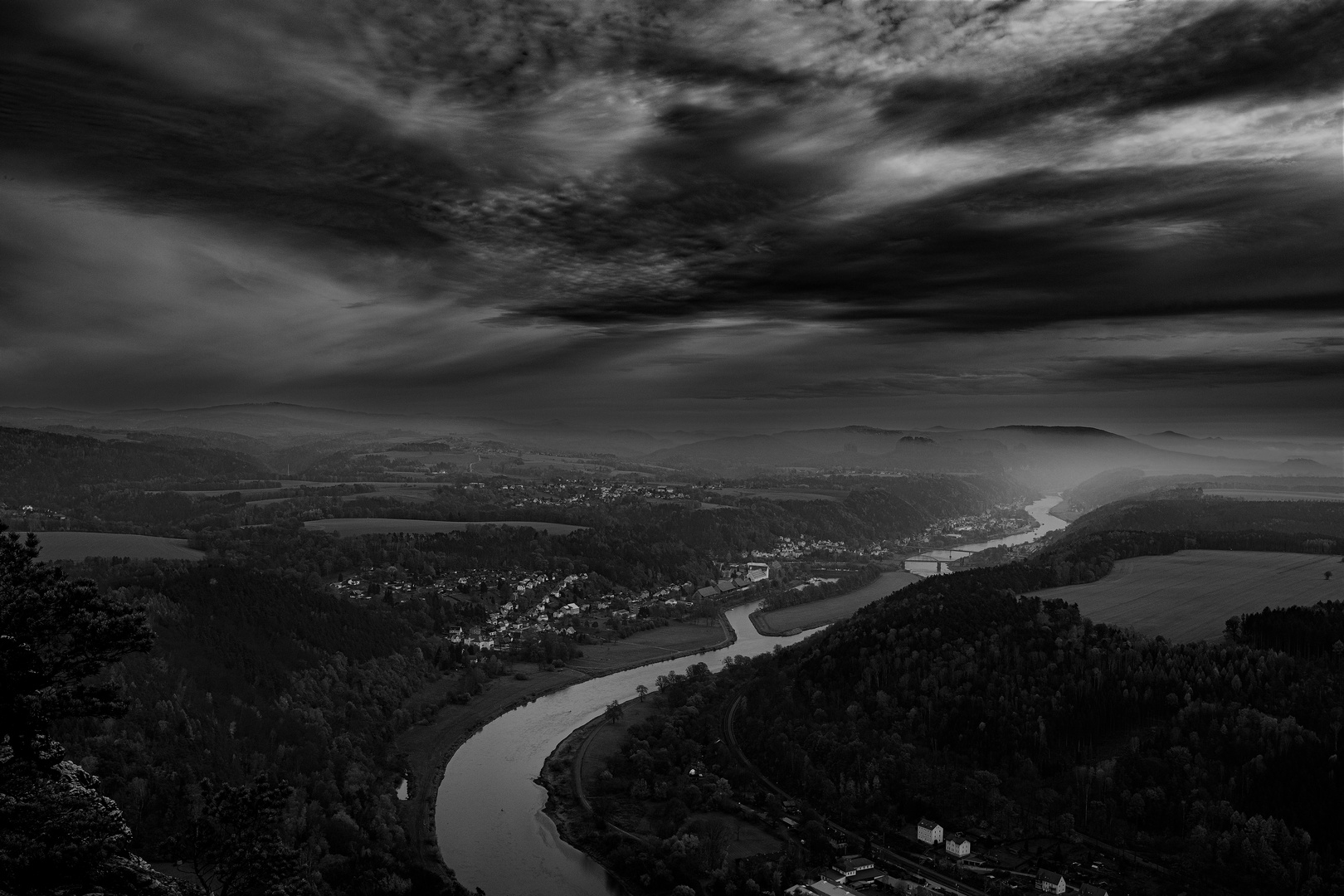 An der Elbe in der Nacht