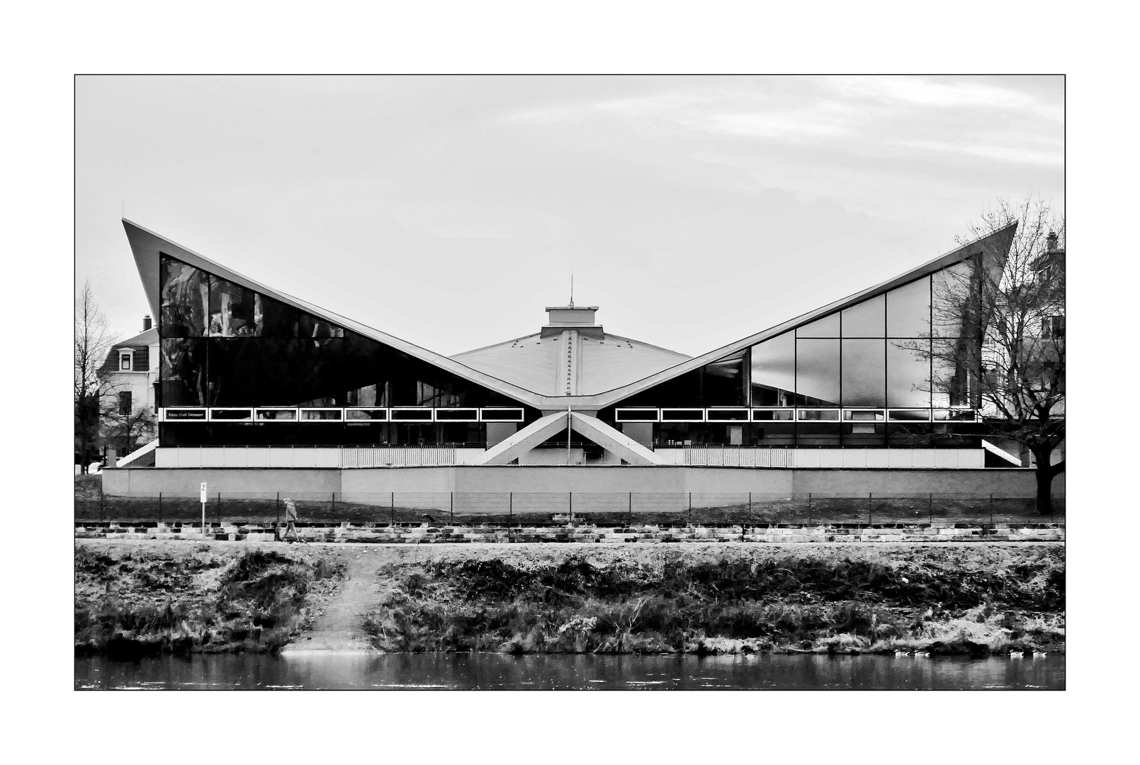 An der Elbe mit Blick einer Fledermaus - die Mütherschale, das Ruderhaus