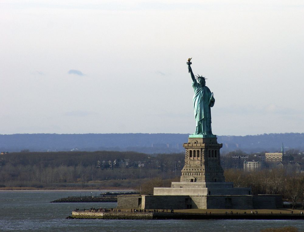 an der Freiheitsstatue vorbei