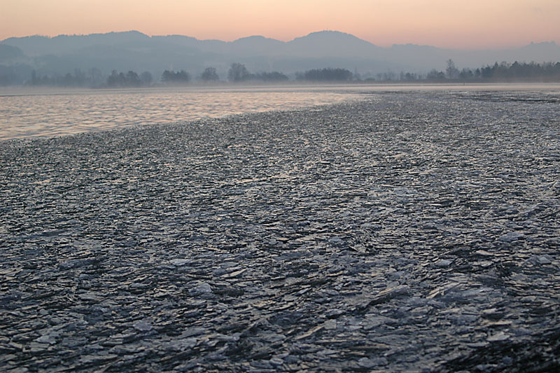 An der Grenze von Wasser zu Eis