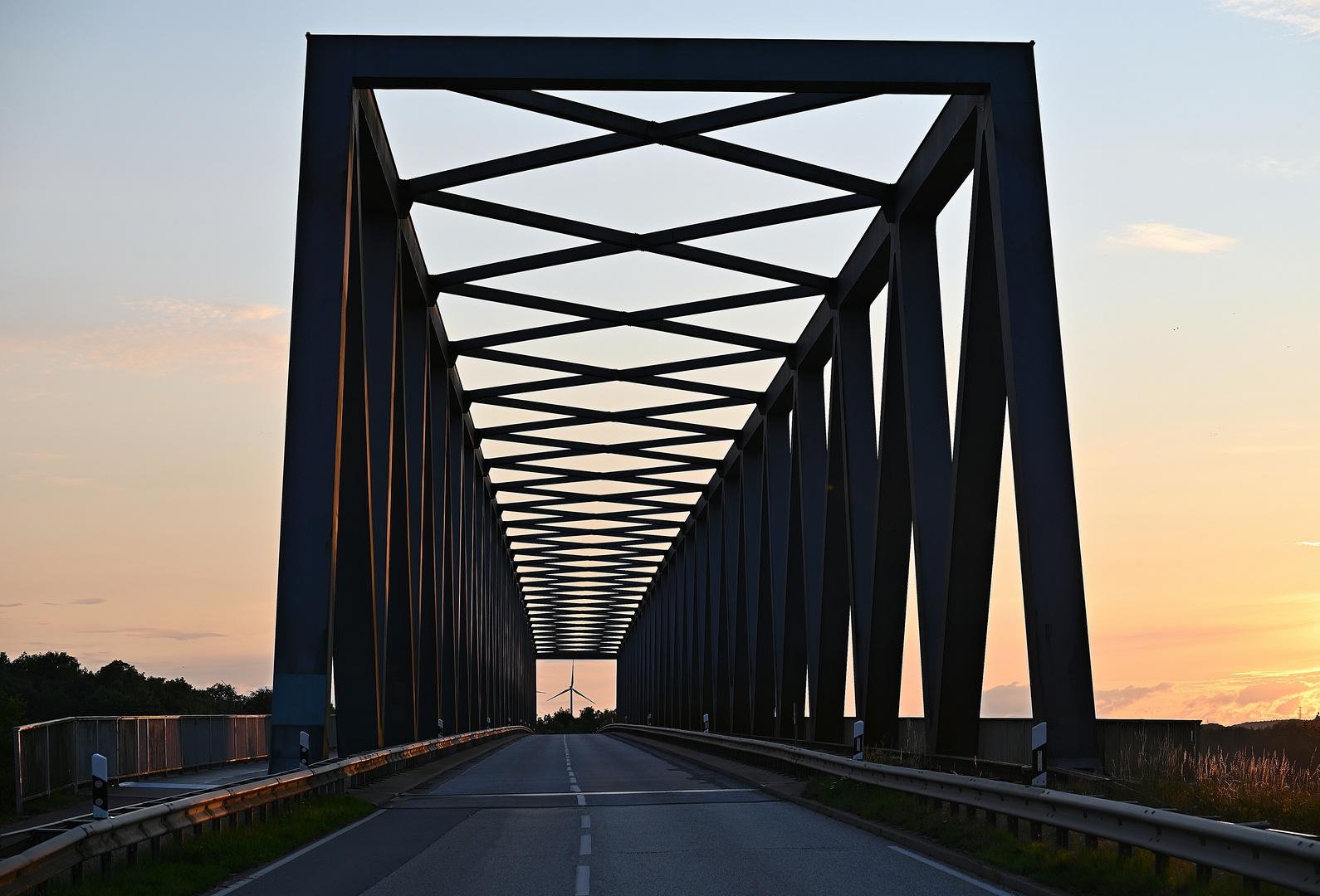 An der Grünentaler Hochbrücke über den Nord-Ostsee-Kanal.