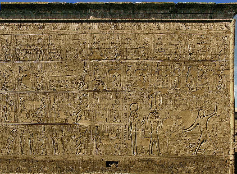 An der gut erhaltenen südlichen Tempelaußenwand von Esna gibt es viel zu sehen…