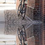 an der Häuserwand abgestelltes Fahrrad 