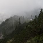 An der Hochlandhütte in Wolken