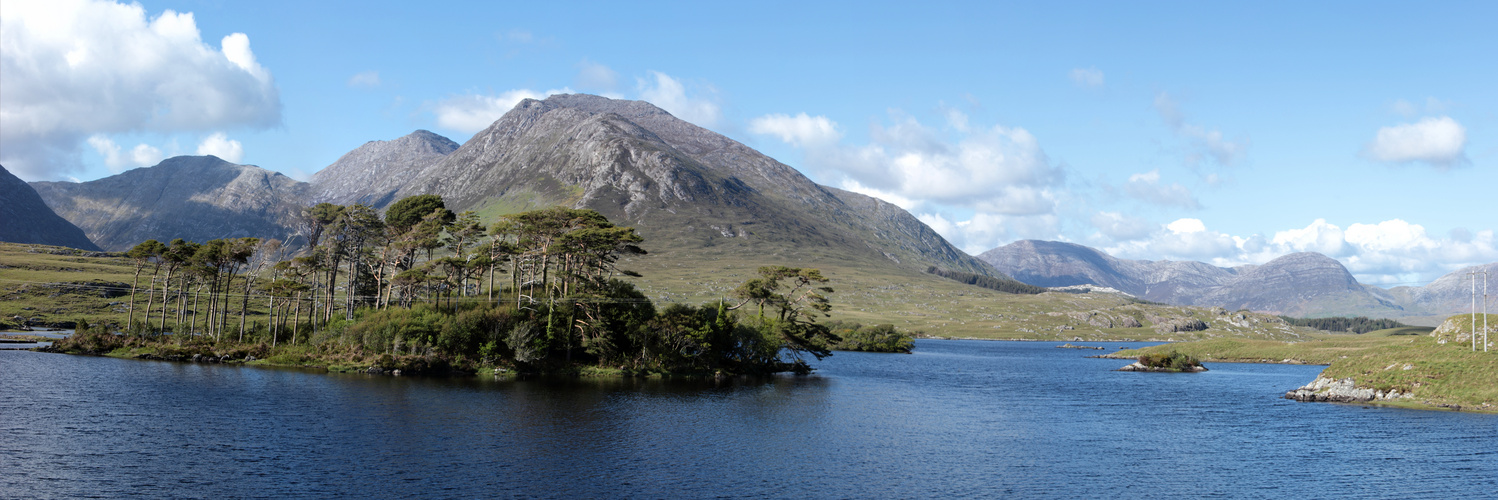 An der Irischen Küste mit den Bergen von Connemara