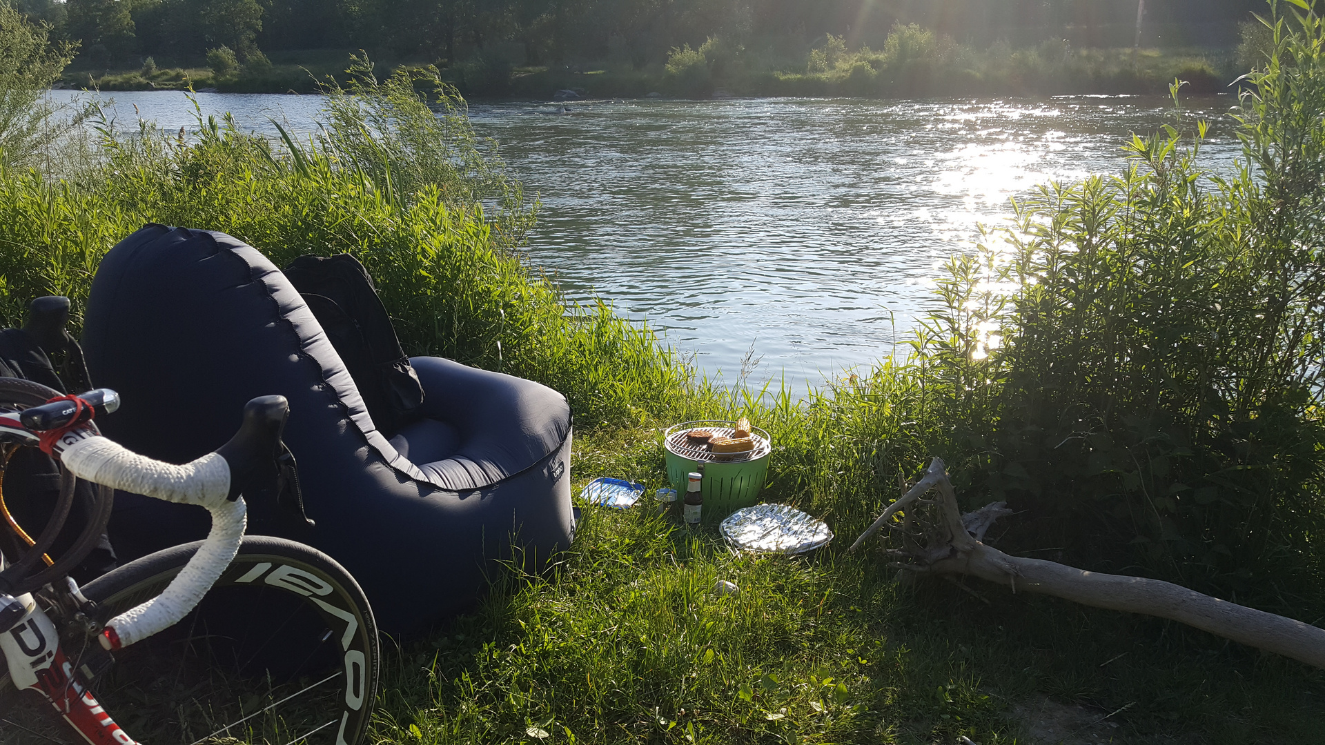 An der Isar mit Luftsessel und Grill