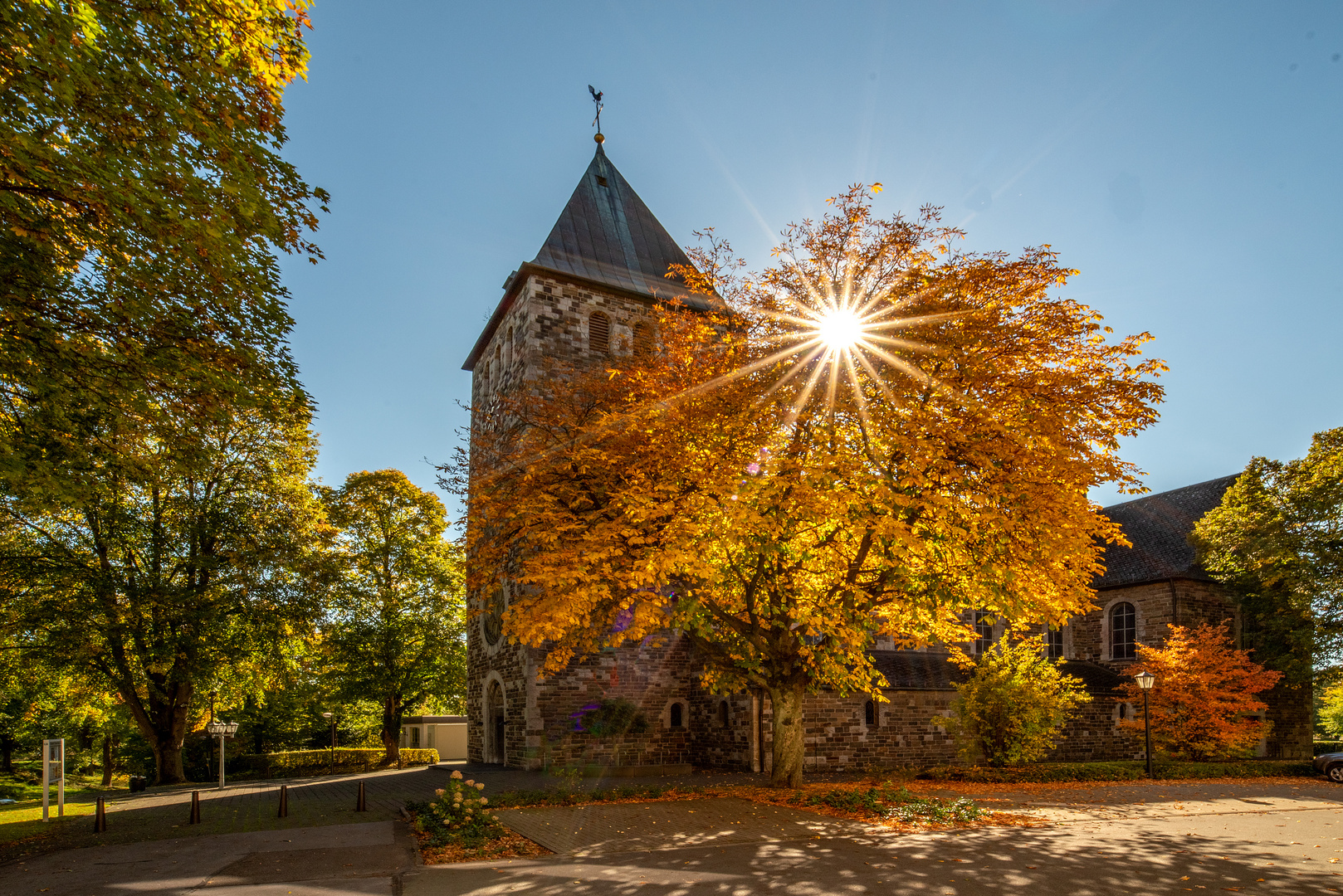 An der Kirche.