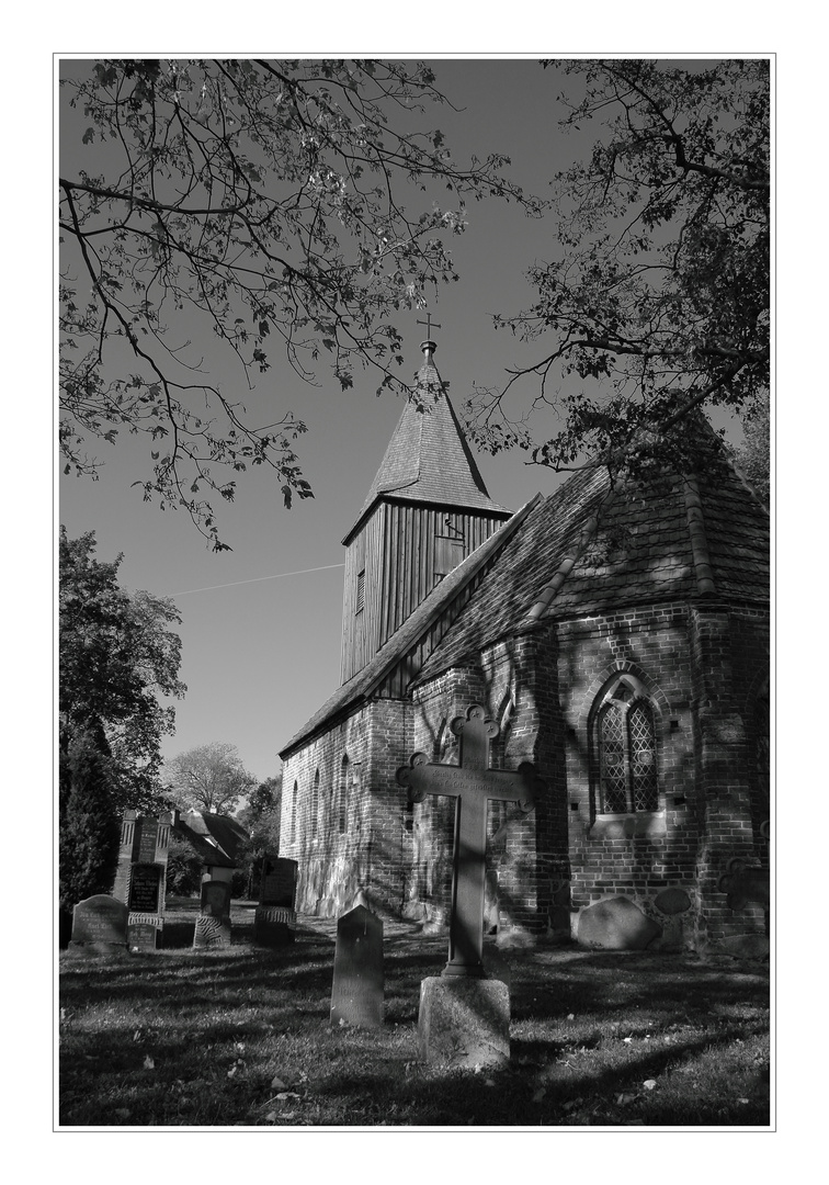 An der Kirche in Groß-Zicker