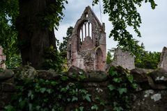 An der Klostermauer, Dryburgh Abbey, Schottland II