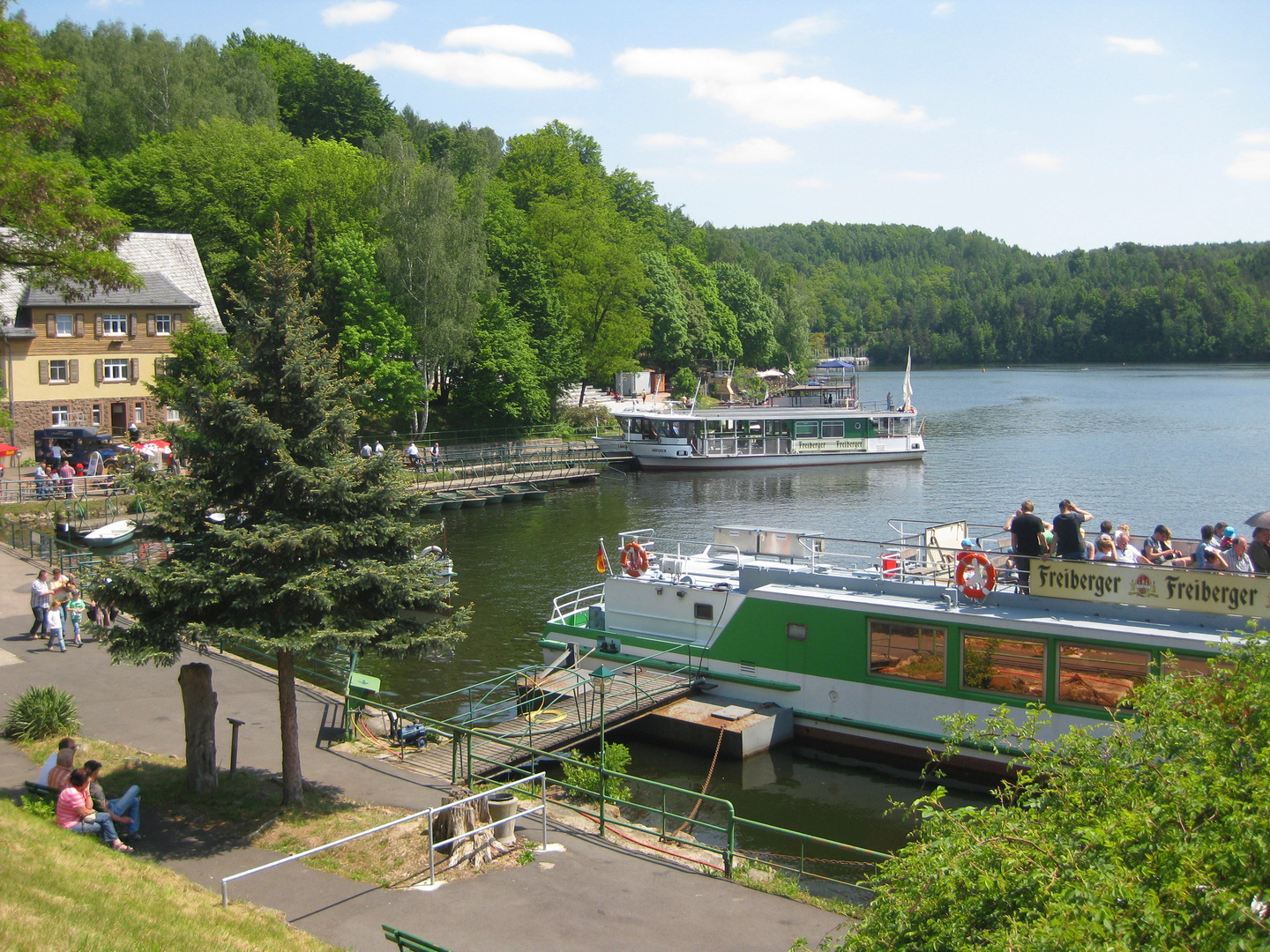 An der Kriebsteintalsperre an der Schiffsanlegestelle