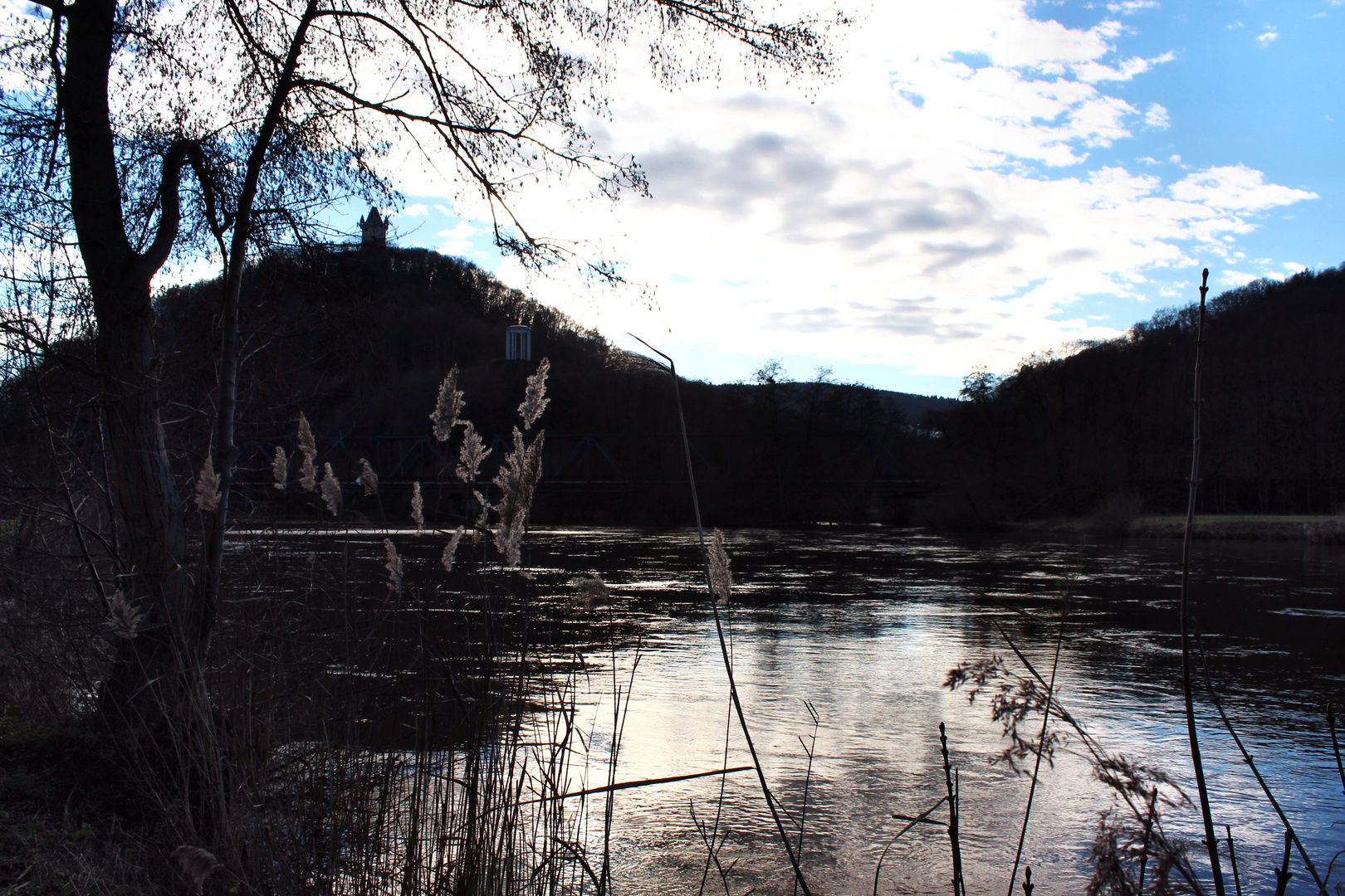 An der Lahn bei Nassau mit Blick auf die Burg im Gegenlicht