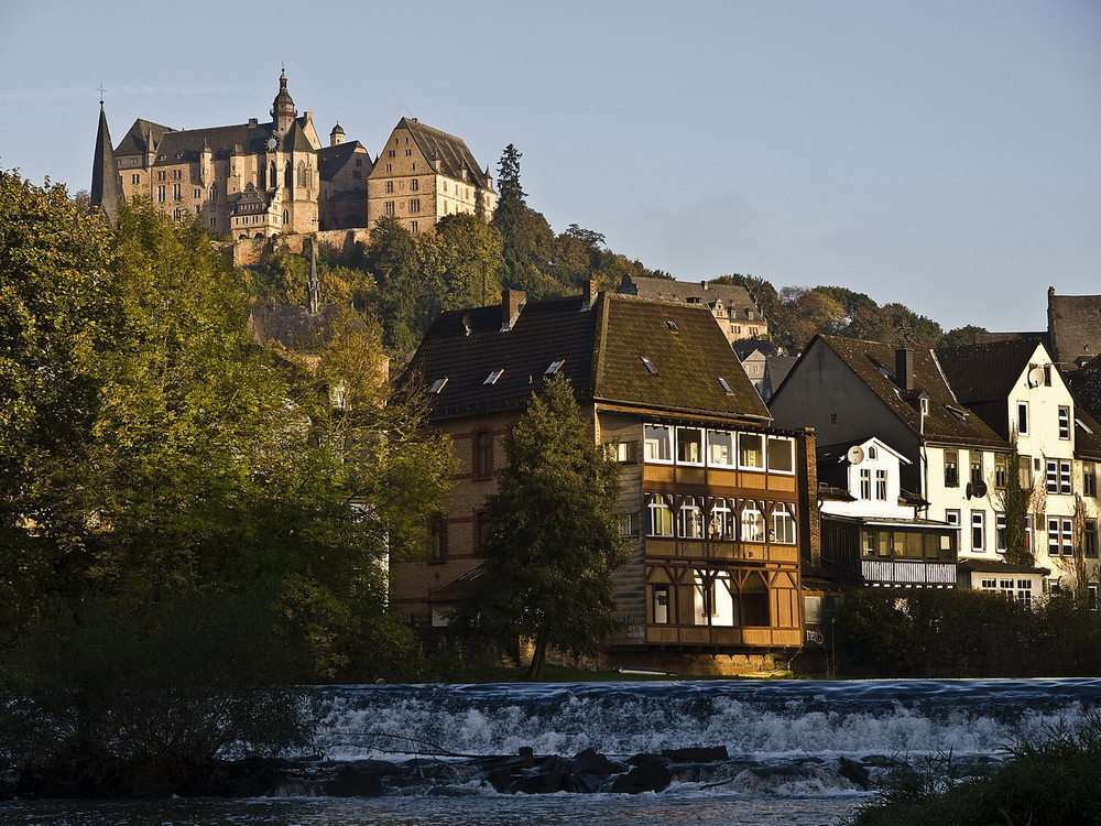 An der Lahn mit Blick auf die Marburg