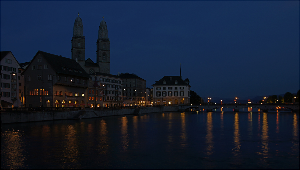 An der Limmat zur blauen Stunde