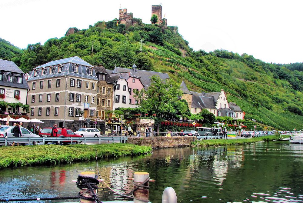 An der Mosel gibt es viele Burgruinen