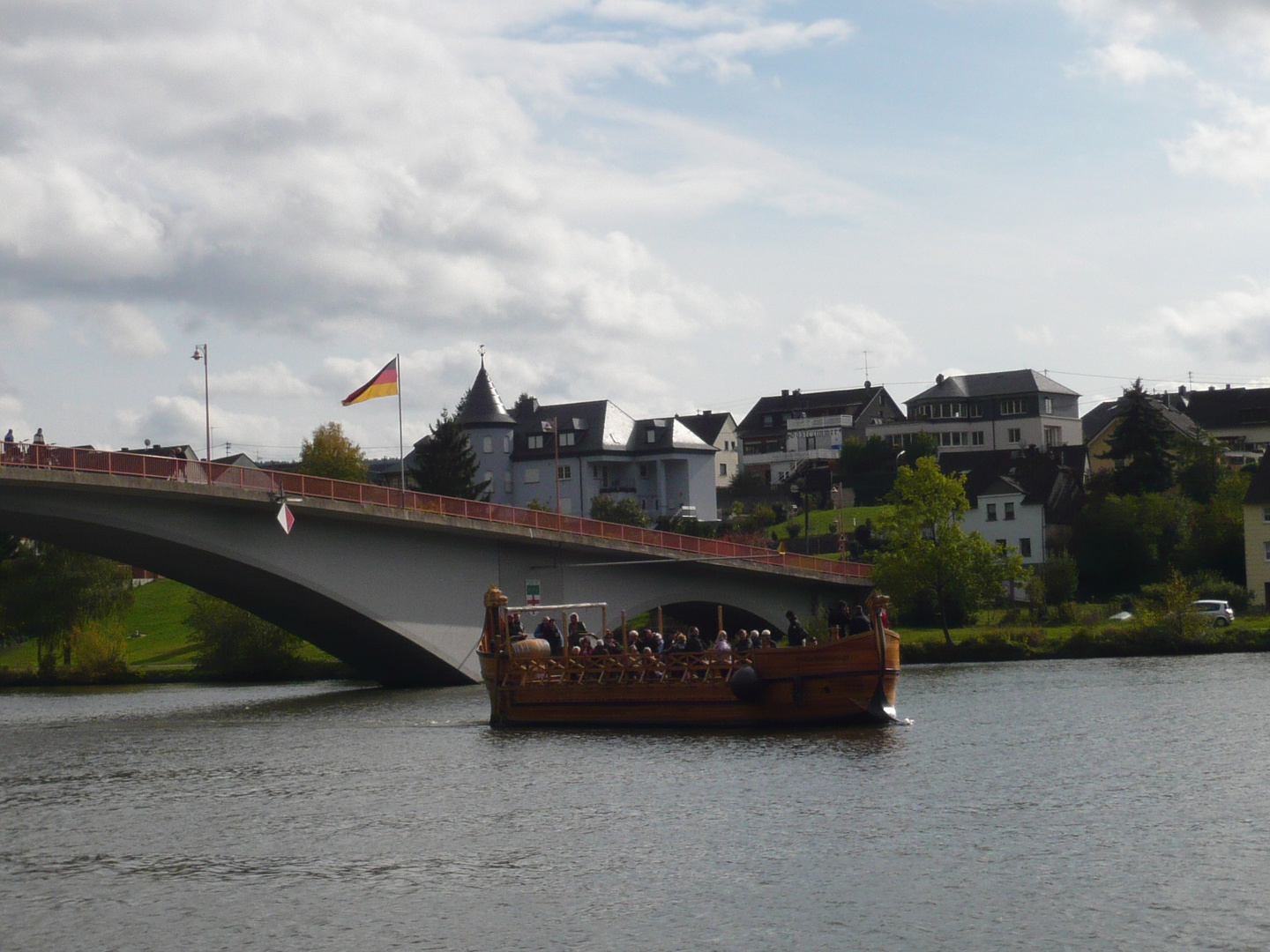 An der Mosel mit dieser Holzschiff zu fahren ist ein Erlebnis