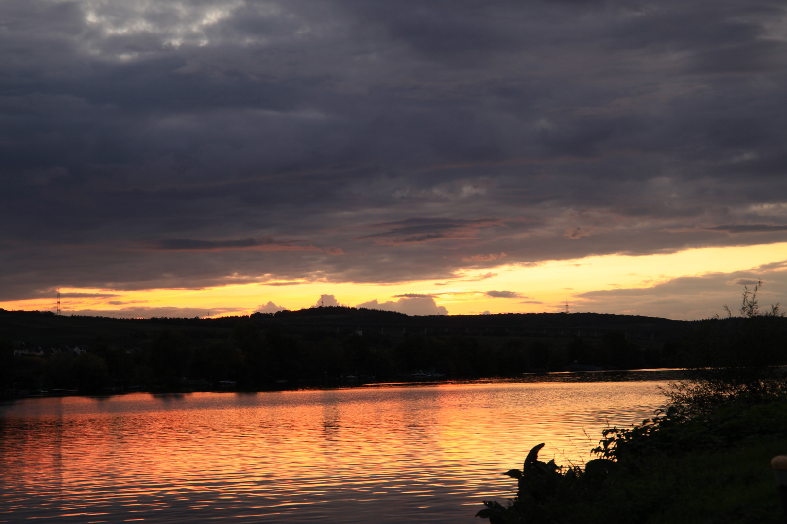 An der Mosel  wo ich Abends sahs und diese Sonnenuntergänge  Aufgenommen hab .