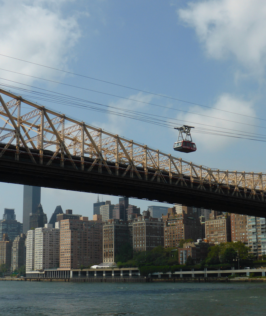 an der Queensboro Bridge mit Gondel und Midtouwn