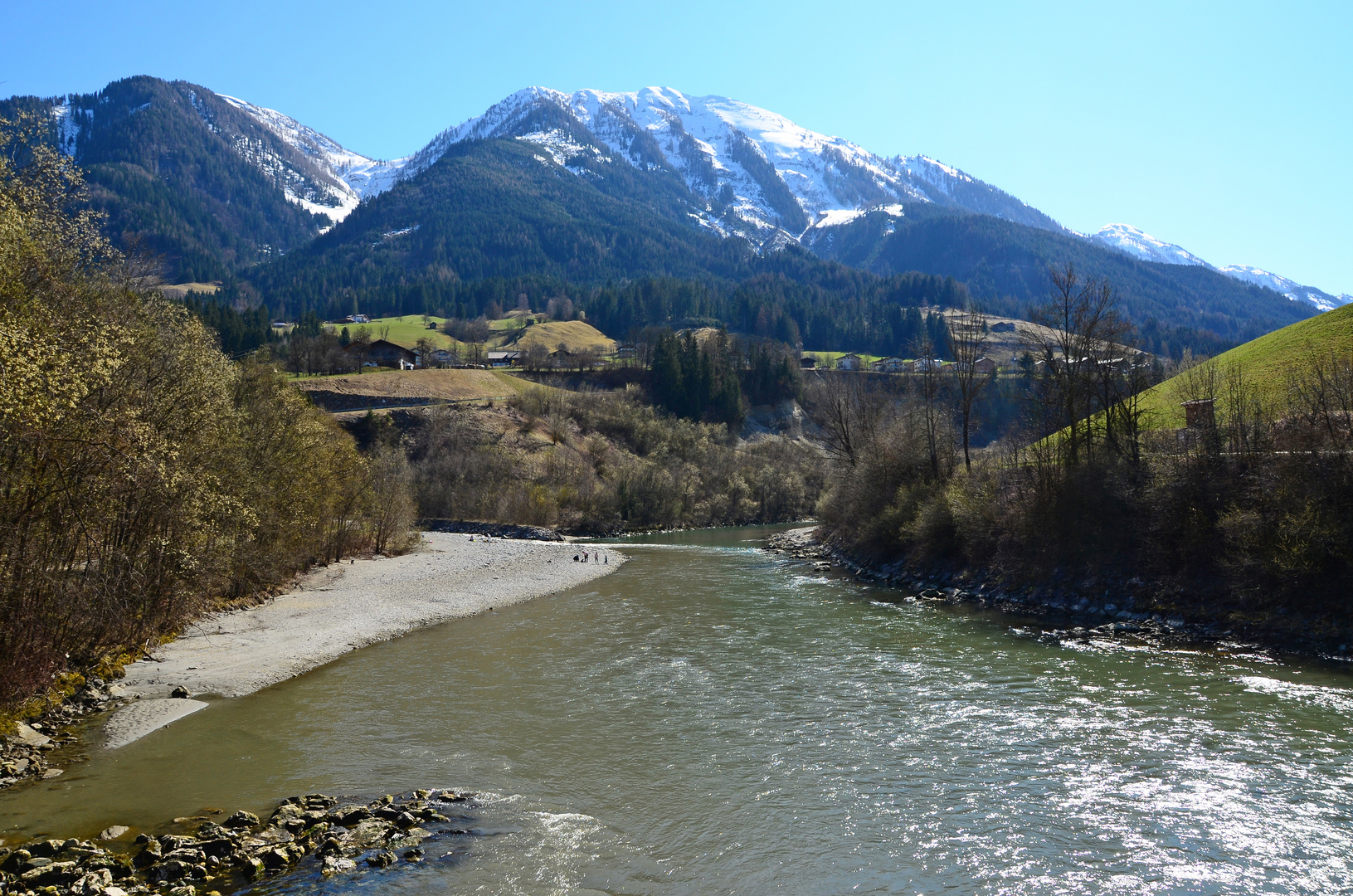 An der Salzach mit Blick auf das Heukareck