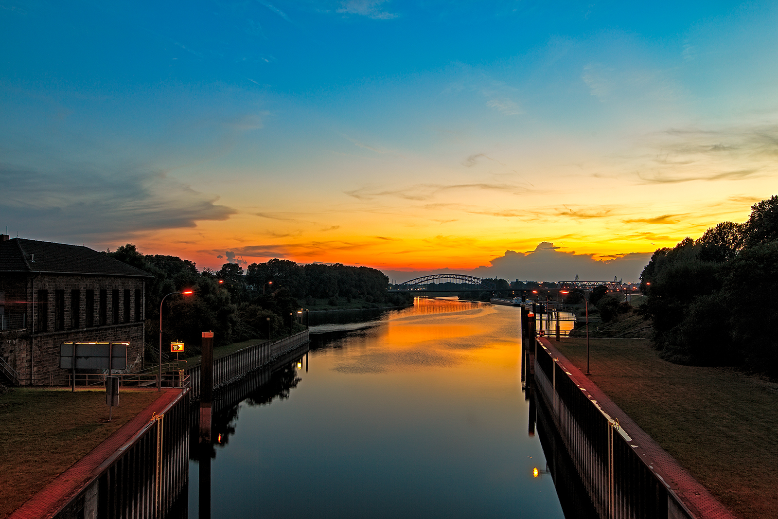 An der Schleuse der Ruhrwehr in Duisburg 