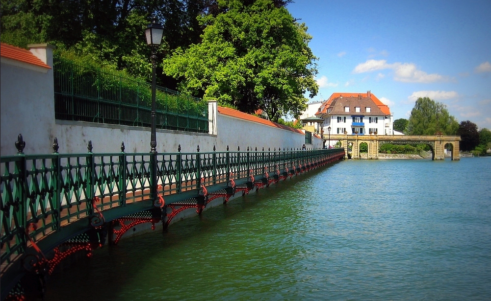 An der Schlossmauer entlang