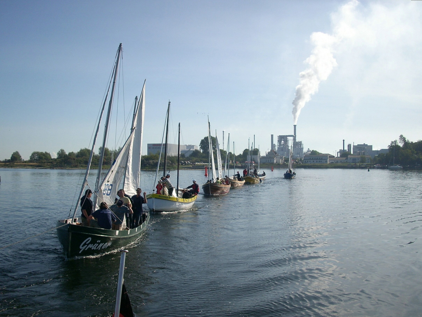 an der Schnur gezogen