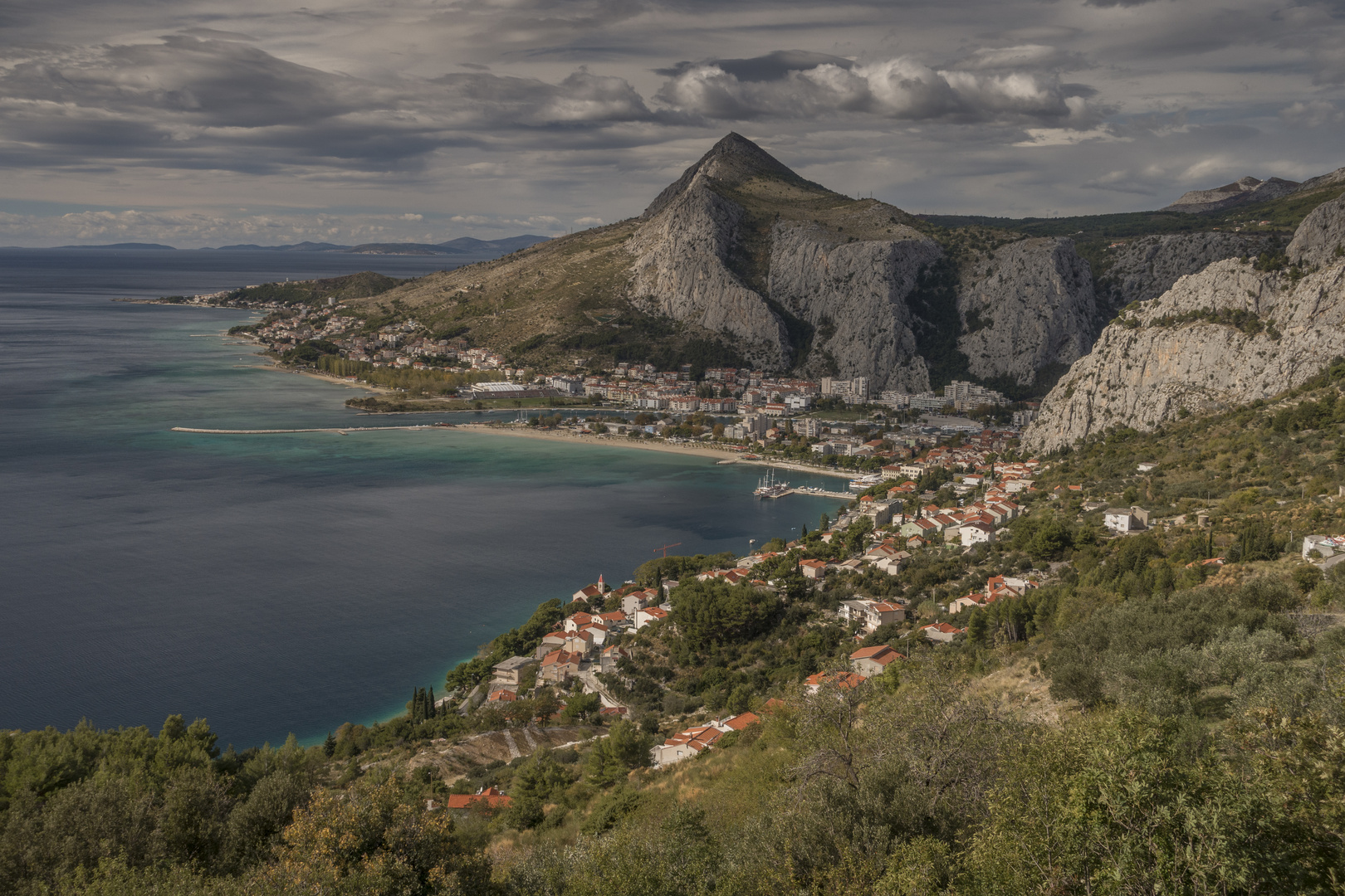 An der schönen blauen Adria - Omis am Abend vor der Bora