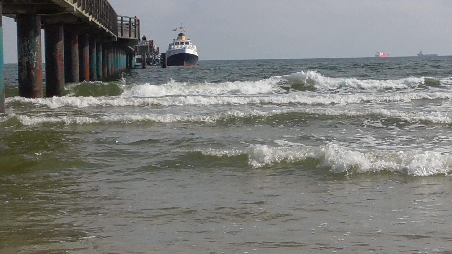 An der Seebrücke in Binz . 