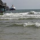 An der Seebrücke in Binz . 