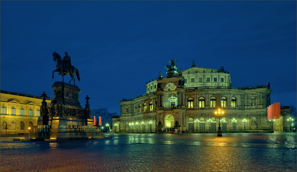 An der Semperoper ..,