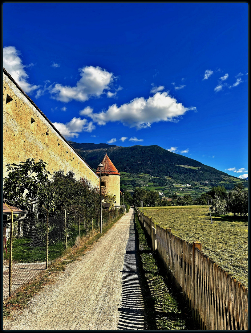 An der Stadtmauer von Glurns