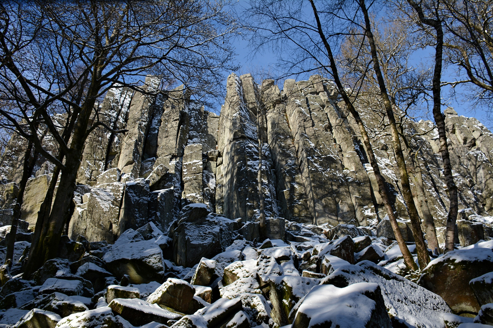 an der Steinwand....