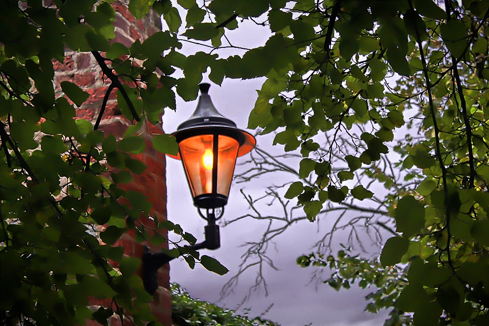 An der Templiner Stadtmauer gehen die Lampen an...