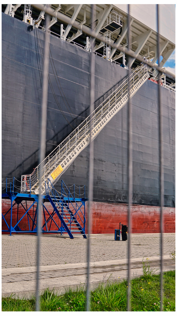 an der "Transgas Force" die Gangway in den Himmel