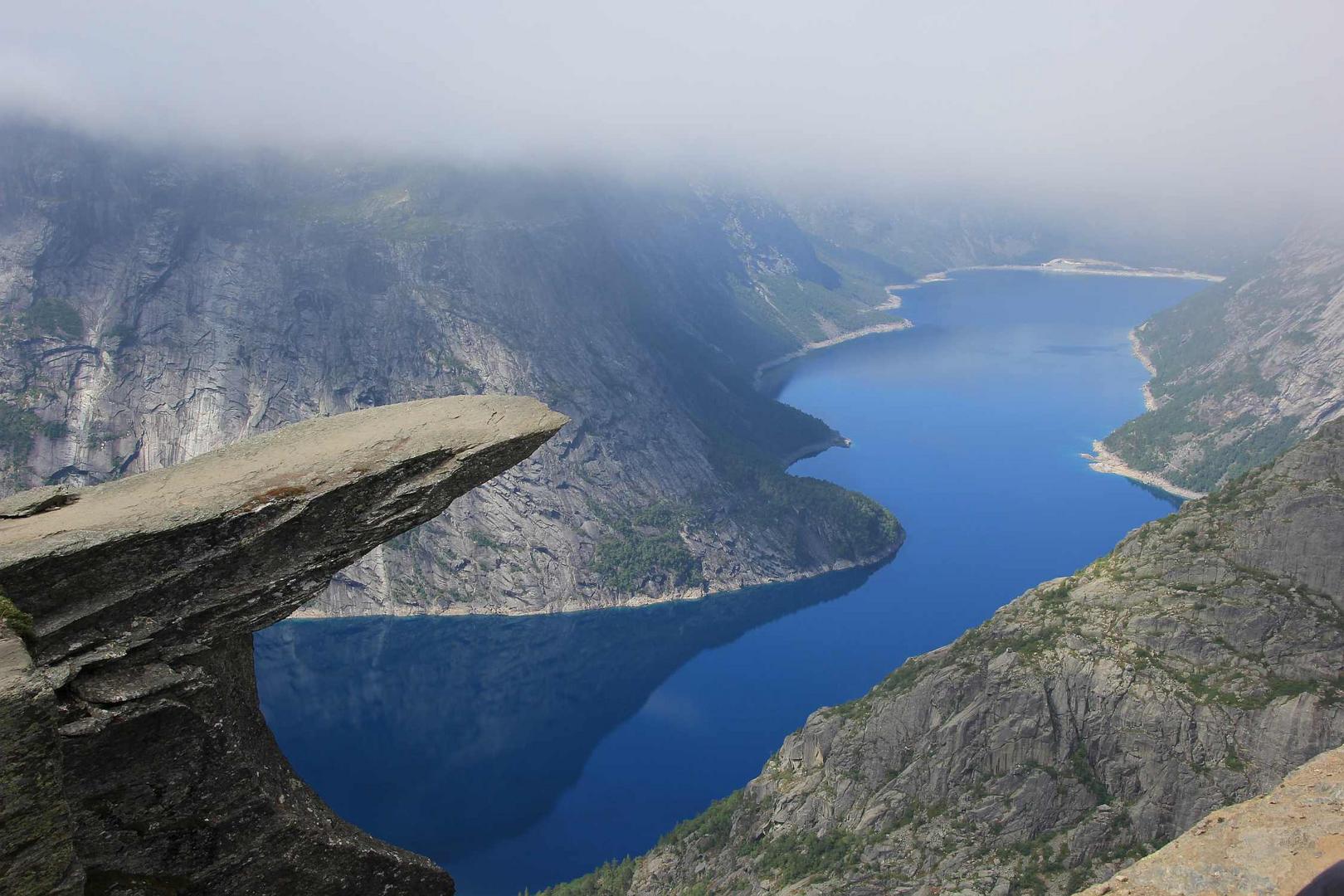 An der Trolltunga ("Trollzunge")...