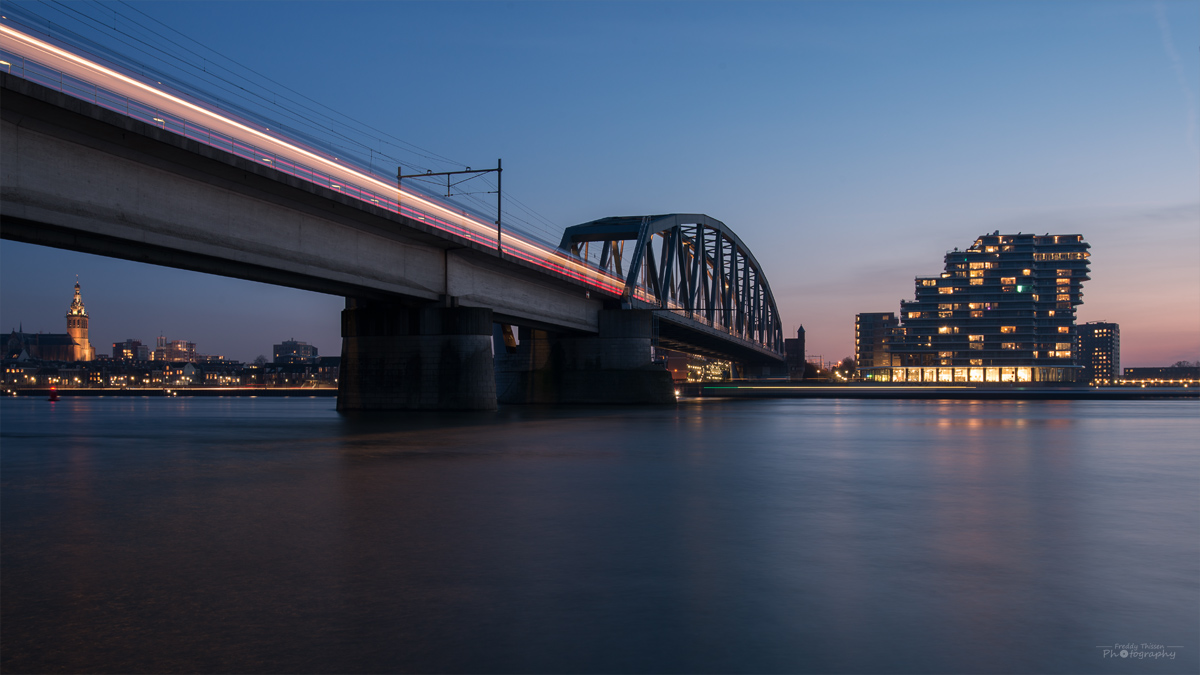 An der Waal, in der blauen Stunde.