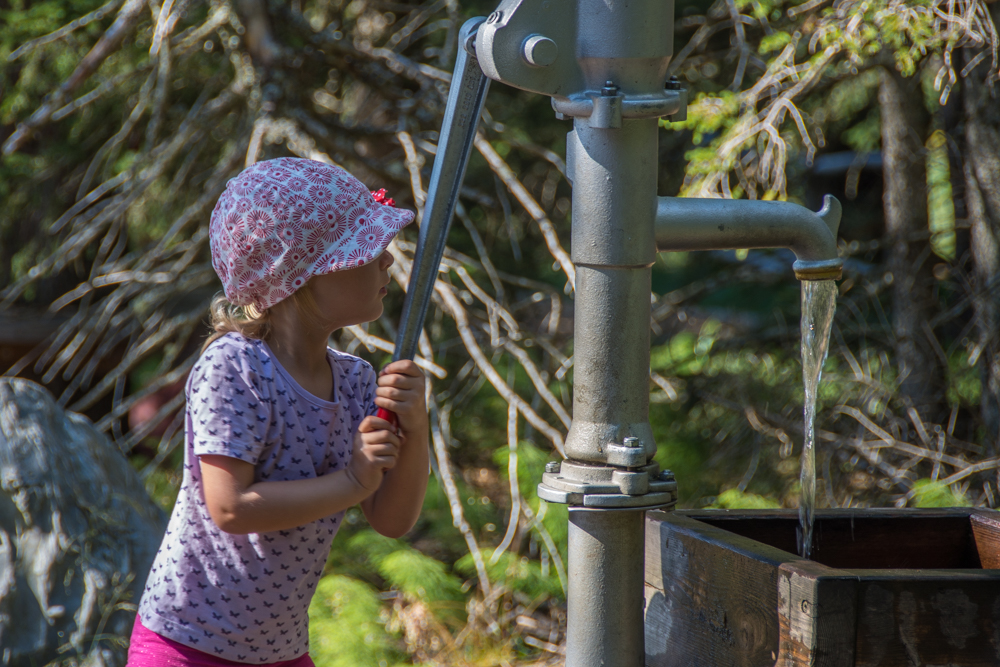 An der Wasserpumpe