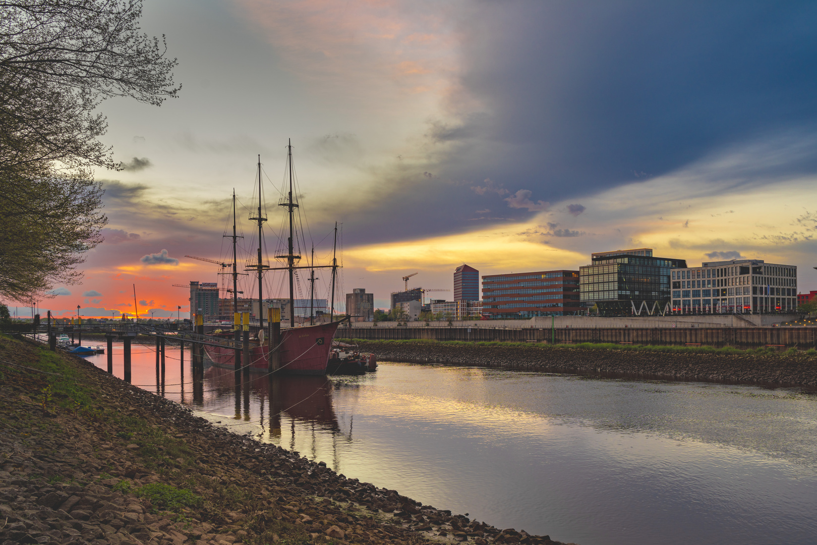 An der Weser in Bremen zum Sonnenuntergang