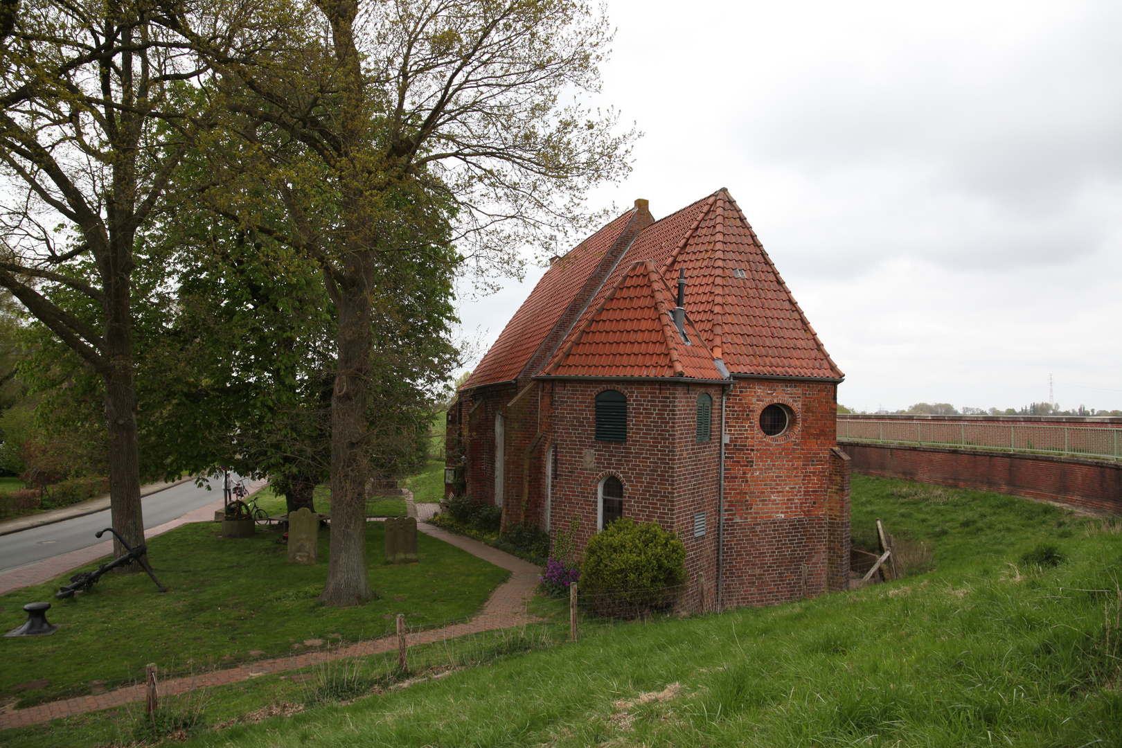 An der Weser in Lemwrder Ssteht diese kleine Kirche.