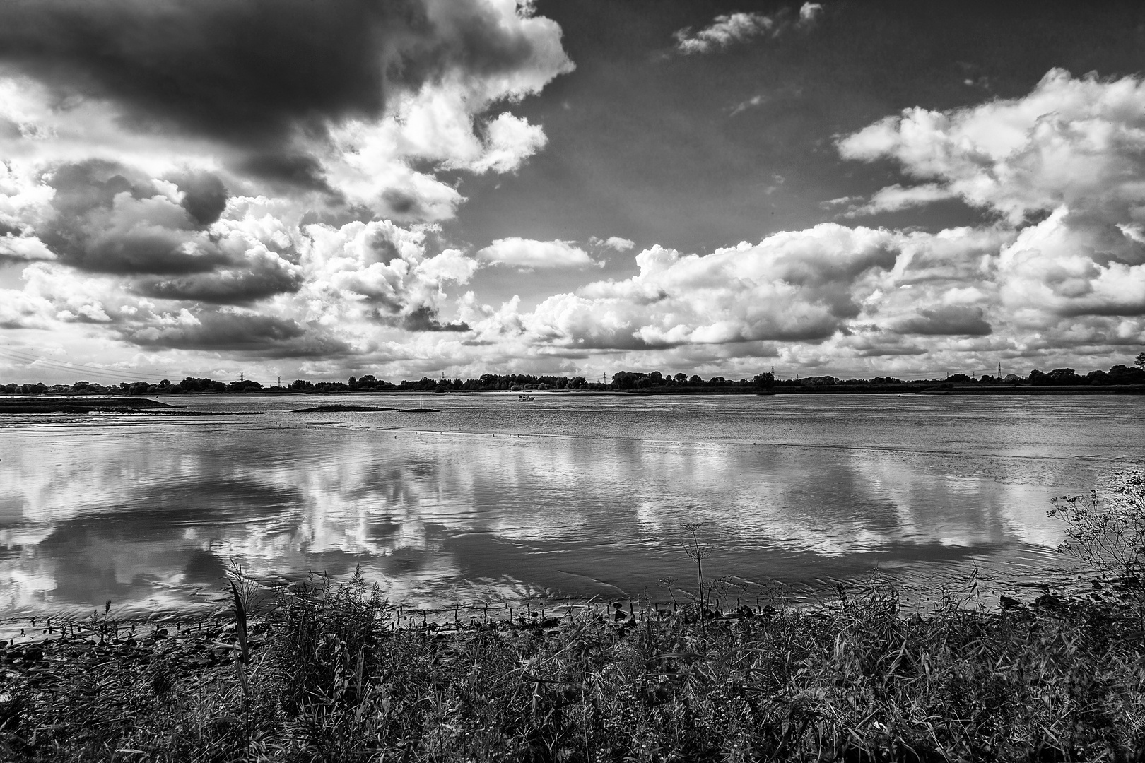 An der Weser, und in der Mitte ein ganz kleines Boot....