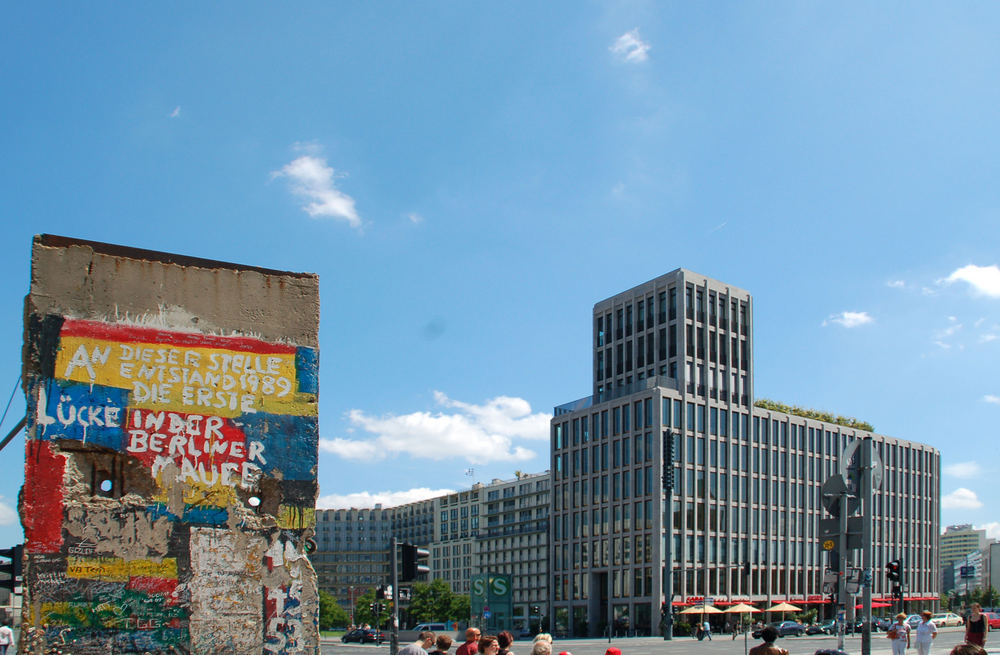 "An dieser Stelle entstand 1989 die erste Lücke in der Berliner Mauer"